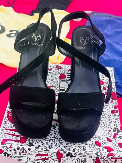 Sandalias negras con plataforma - miniatura 2