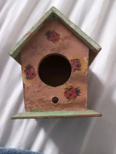 Casita decorativa para pájaros - miniatura 1