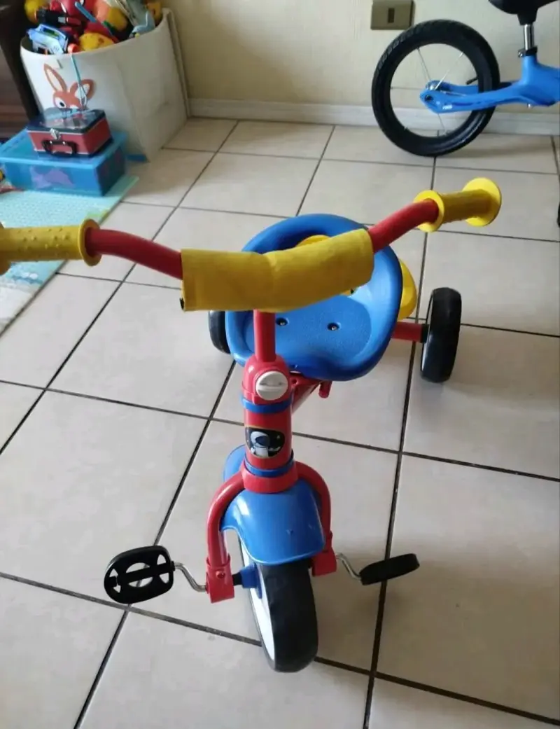 Triciclo infantil colores vibrantes - 1