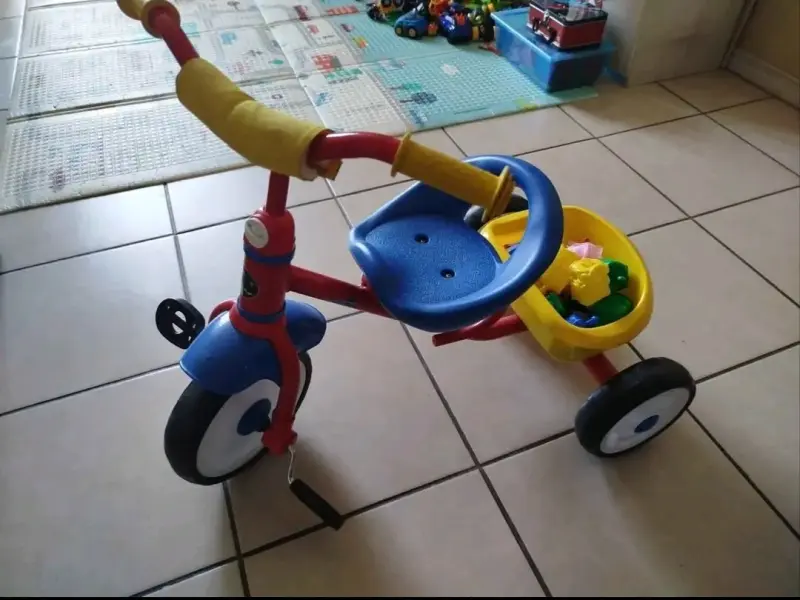 Triciclo infantil colores vibrantes - 3