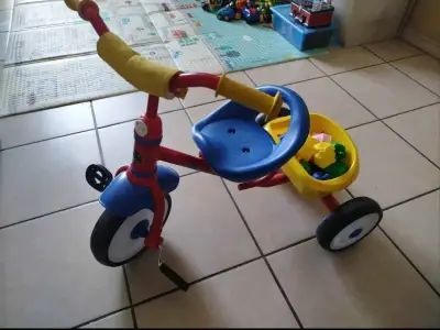 Triciclo infantil colores vibrantes - miniatura 3