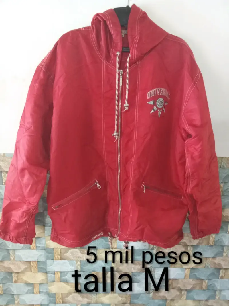 Chaqueta roja con capucha - 1