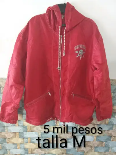 Chaqueta roja con capucha - miniatura 1