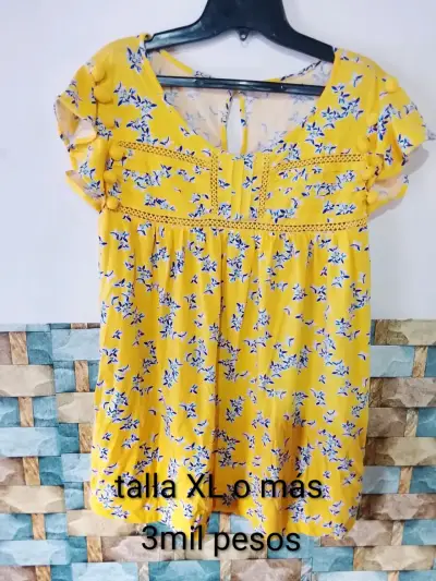 Polera amarilla con estampado floral - miniatura 1