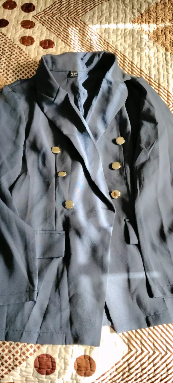 Blazer azul con botones dorados