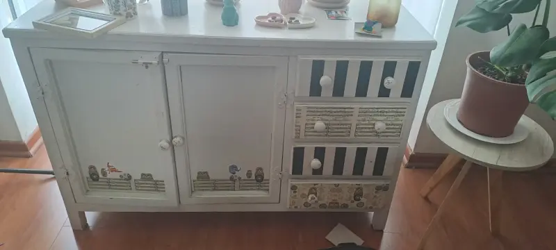 Gabinete vintage blanco con cajones