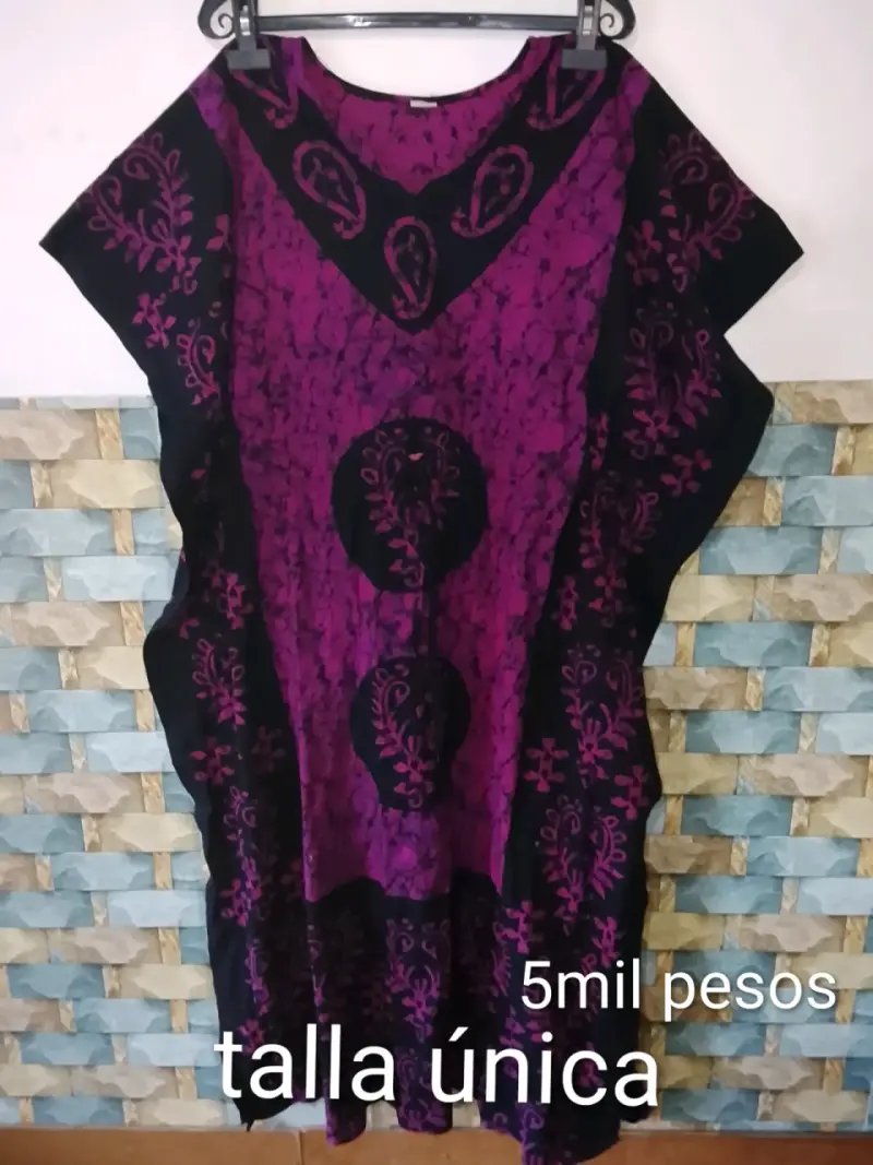 Vestido morado con diseño étnico
