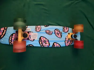 Skateboard colorido estilo donut 56 cm largo - miniatura 1