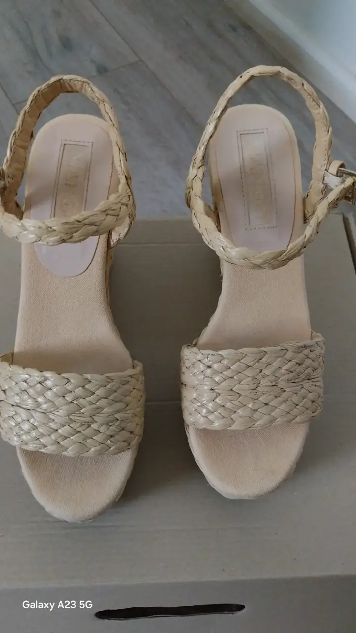 Sandalias de plataforma beige Mango. - 2