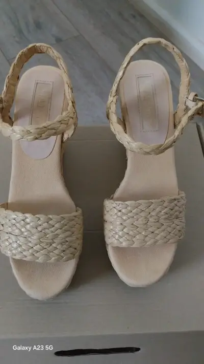 Sandalias de plataforma beige Mango. - miniatura 2