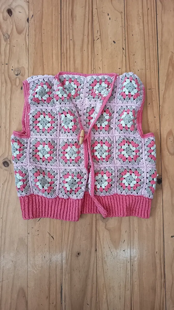 Chaleco tejido a crochet multicolor