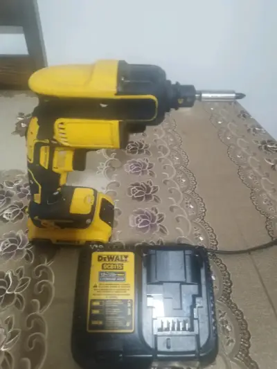 Taladro DeWalt con cargador - miniatura 1