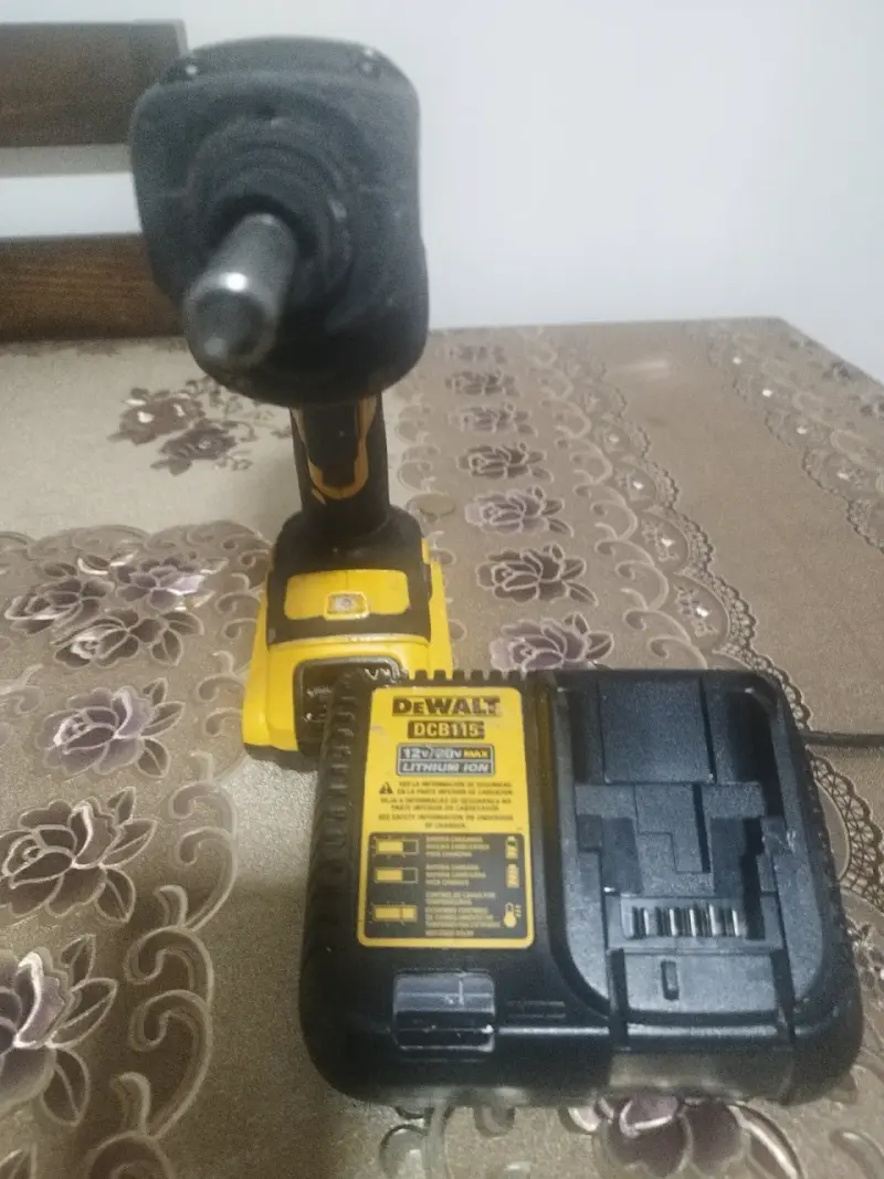 Taladro DeWalt con cargador - 2
