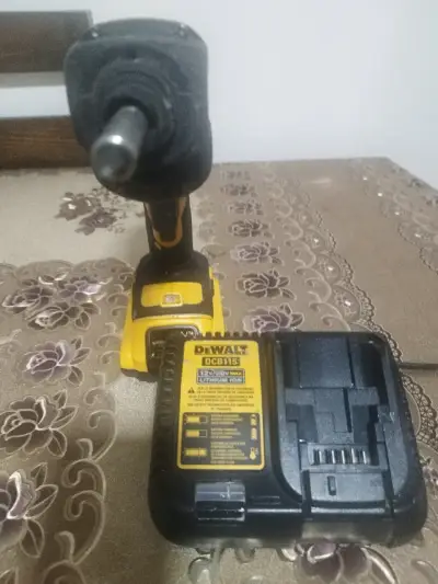 Taladro DeWalt con cargador - miniatura 2