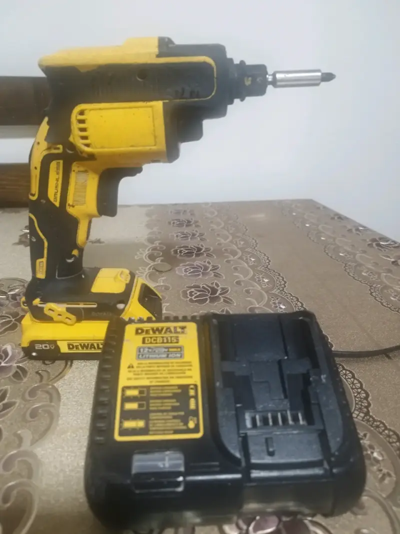 Taladro DeWalt con cargador - 3
