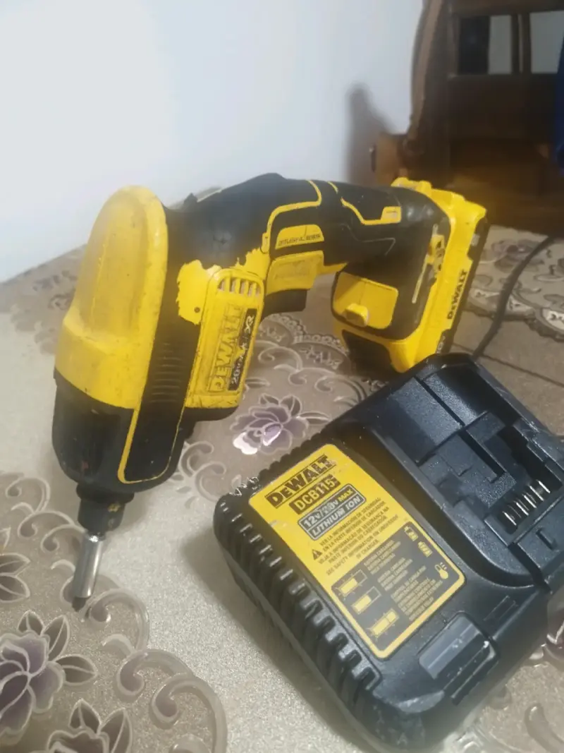 Taladro DeWalt con cargador - 4