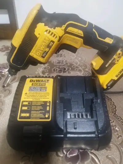 Taladro DeWalt con cargador - miniatura 5