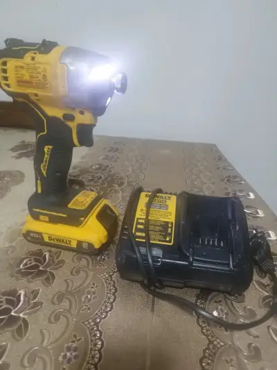 Taladro atornillador inalámbrico DeWalt - miniatura 1
