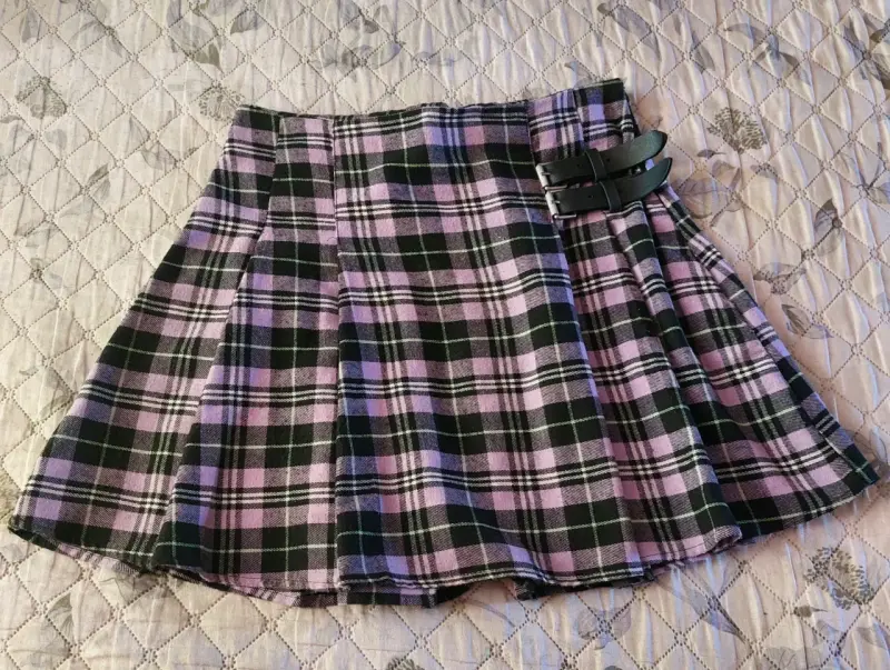 Falda escocesa púrpura/negra/verde con hebillas