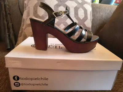 Sandalias negras de tacón alto - miniatura 1