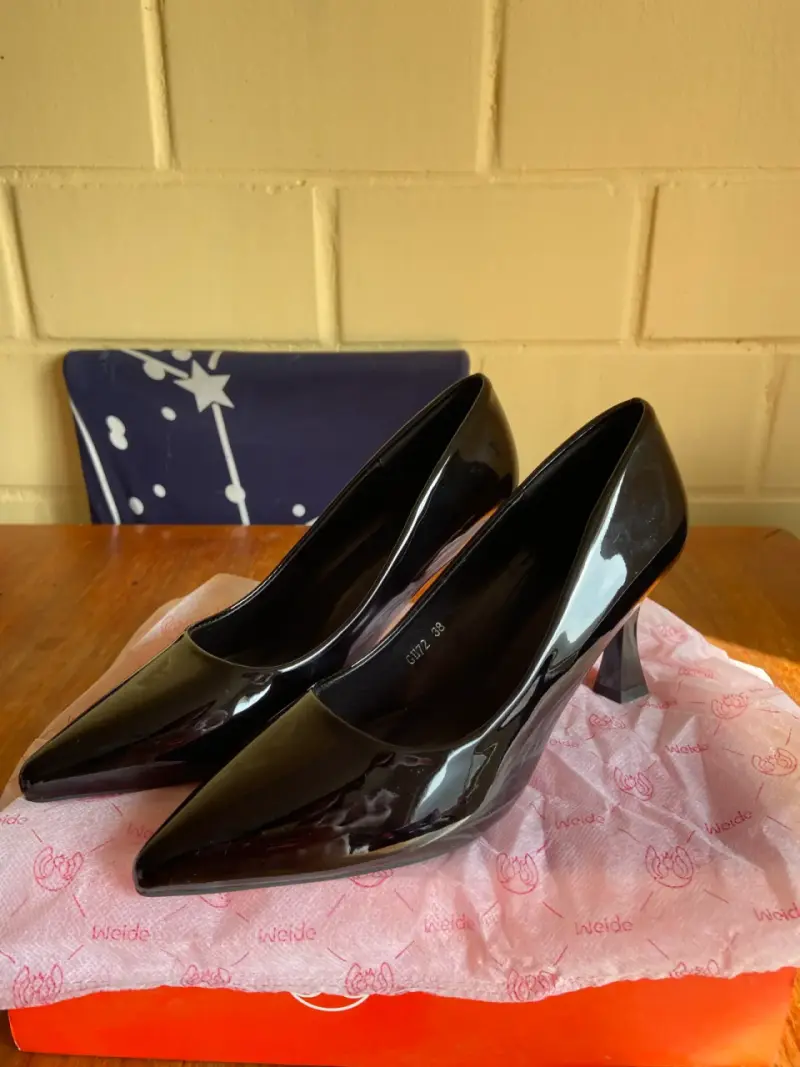 Zapatos de tacón negros brillantes - 1