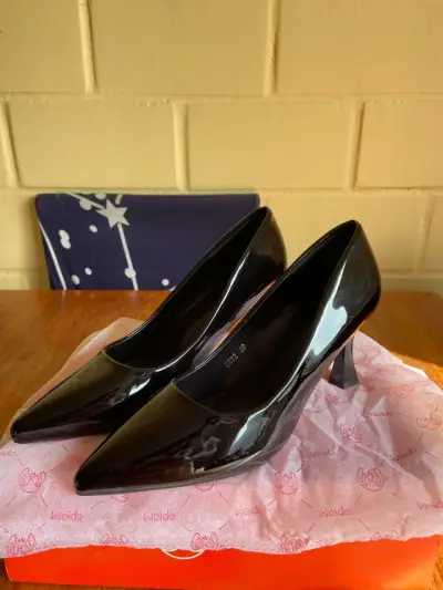 Zapatos de tacón negros brillantes - miniatura 1
