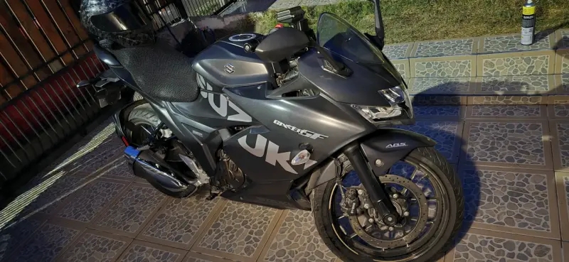 Moto deportiva gris - Suzuki - 1