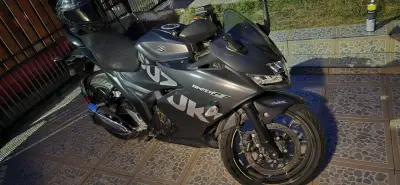 Moto deportiva gris - Suzuki - miniatura 1