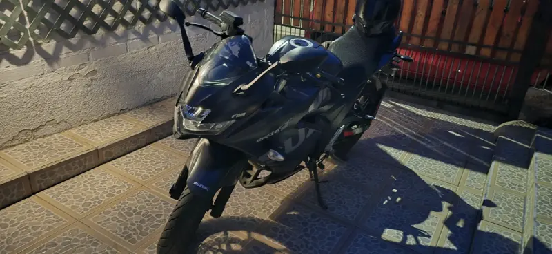 Moto deportiva gris - Suzuki - 2