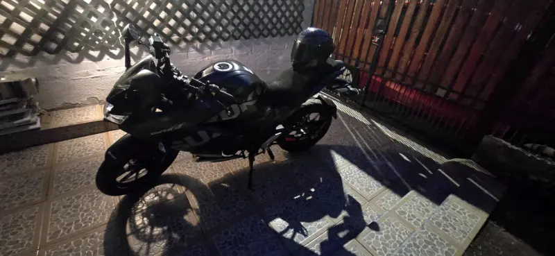 Moto deportiva gris - Suzuki - 4