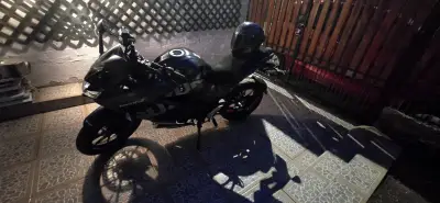 Moto deportiva gris - Suzuki - miniatura 4