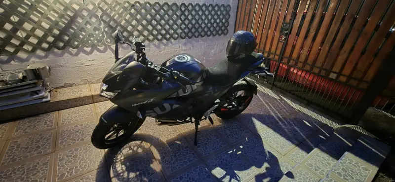 Moto deportiva gris - Suzuki - 5