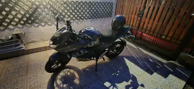 Moto deportiva gris - Suzuki - miniatura 5