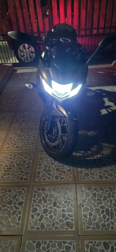 Moto deportiva gris - Suzuki - miniatura 6