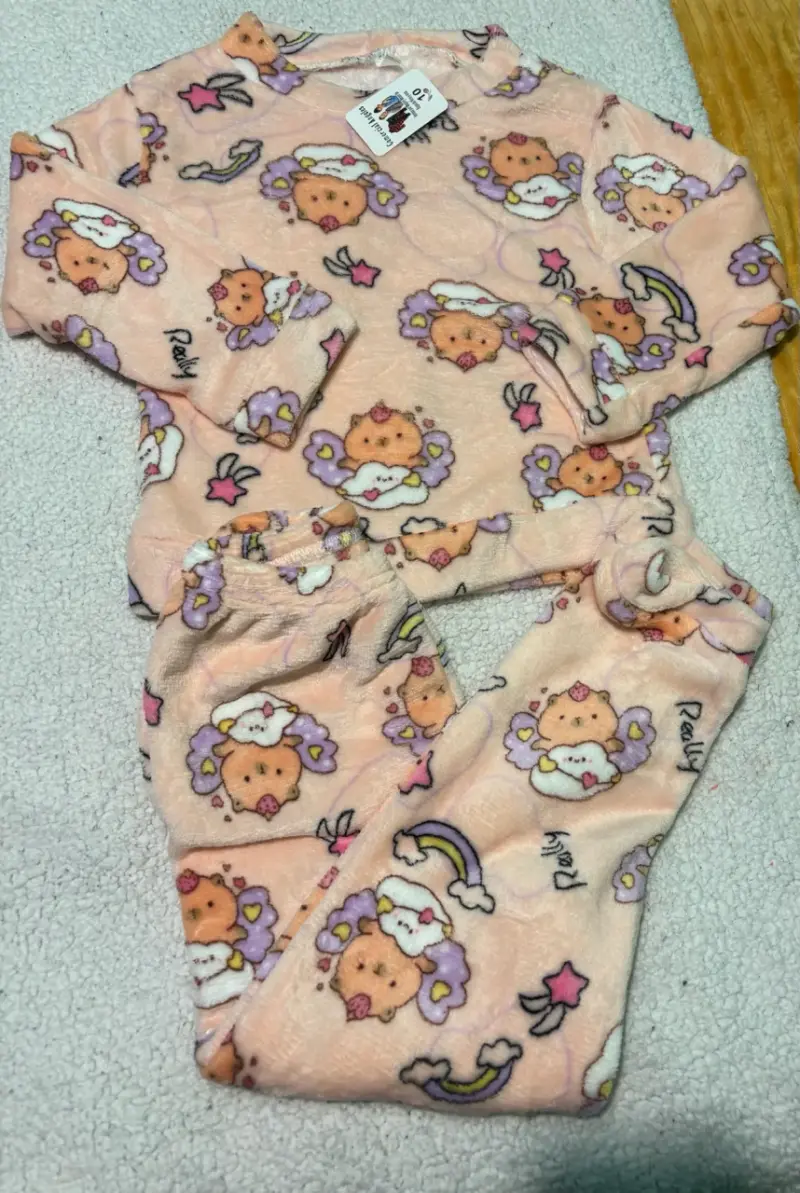 Pijama infantil rosado con estampado