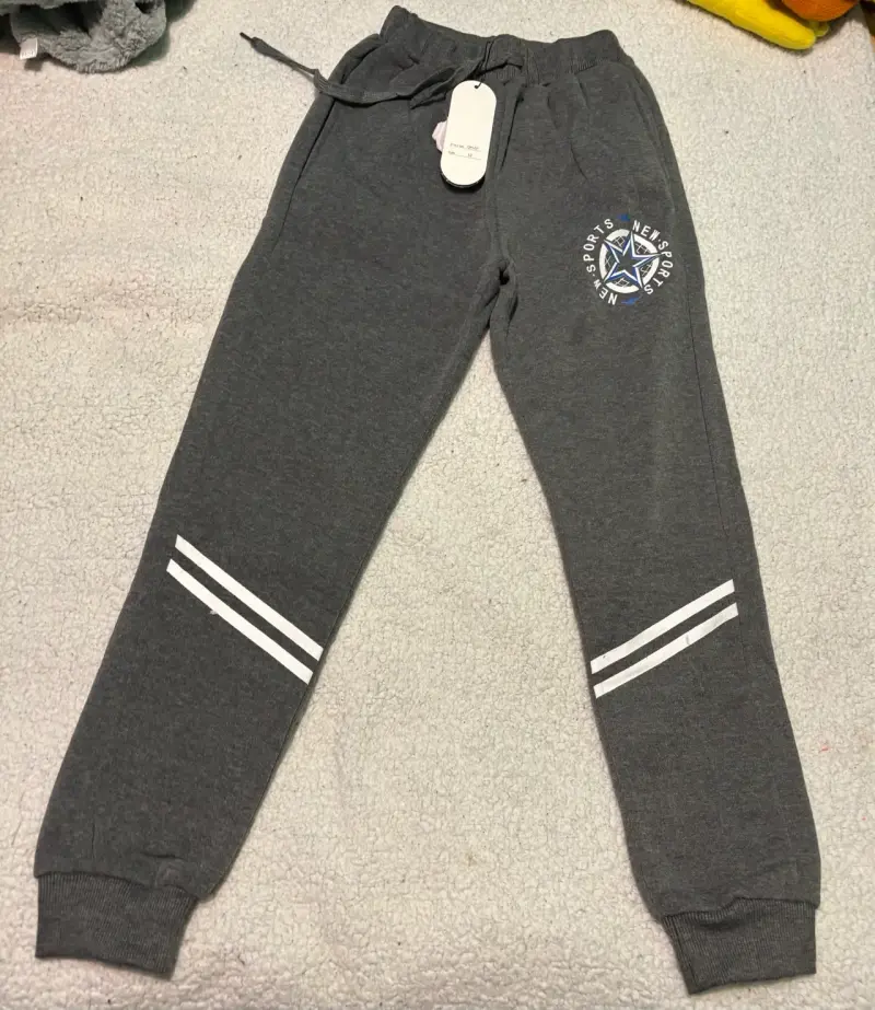 Pantalones deportivos gris con etiqueta