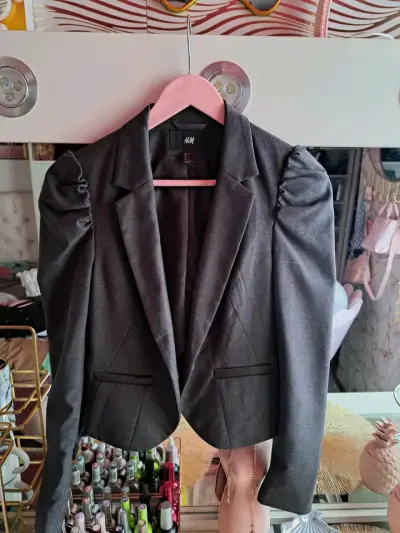 Blazer gris H&M con hombrera princesa - miniatura 1