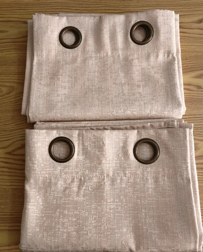 Cortinas beige con ojales metálicos
