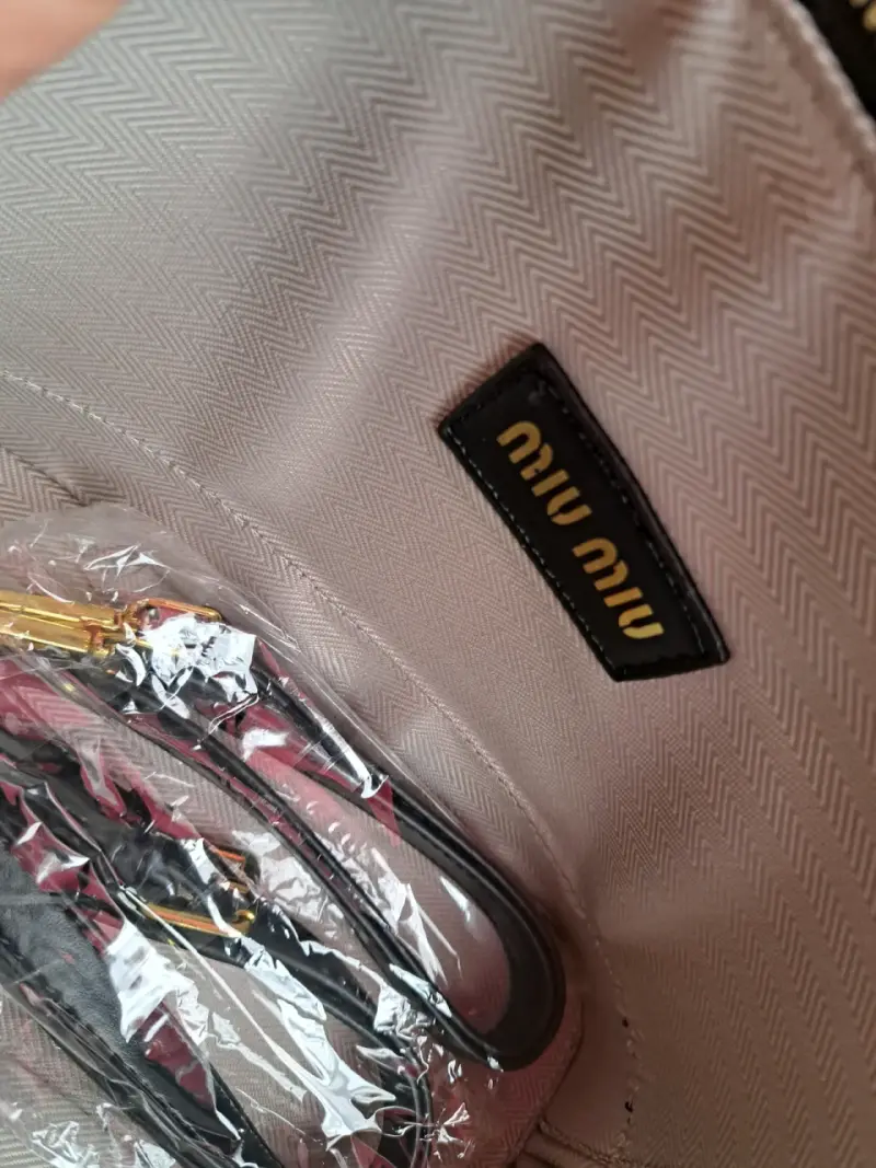 Bolso negro acolchado Miu Miu - 6