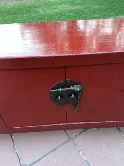 Mueble de madera rojo vintage - miniatura 4