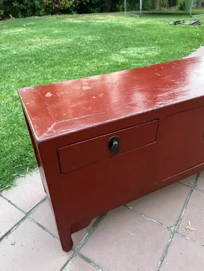 Mueble de madera rojo vintage - miniatura 5