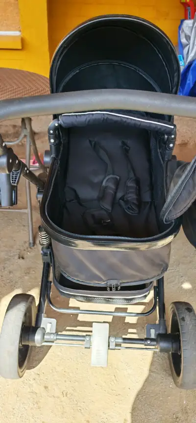 Coche de bebé negro usado - miniatura 1