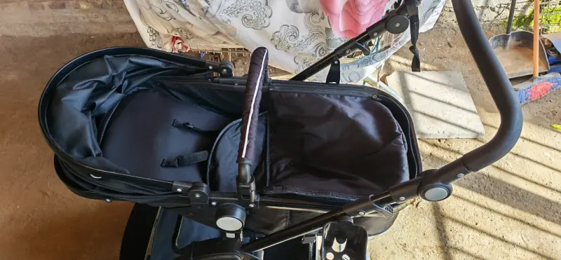 Coche de bebé negro usado - 4