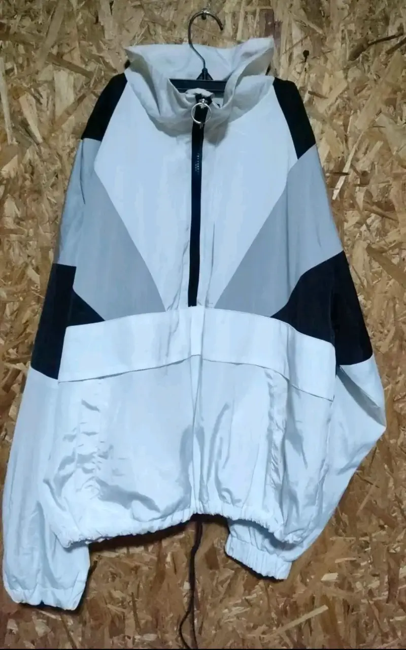 Chaqueta cortaviento blanca y negra