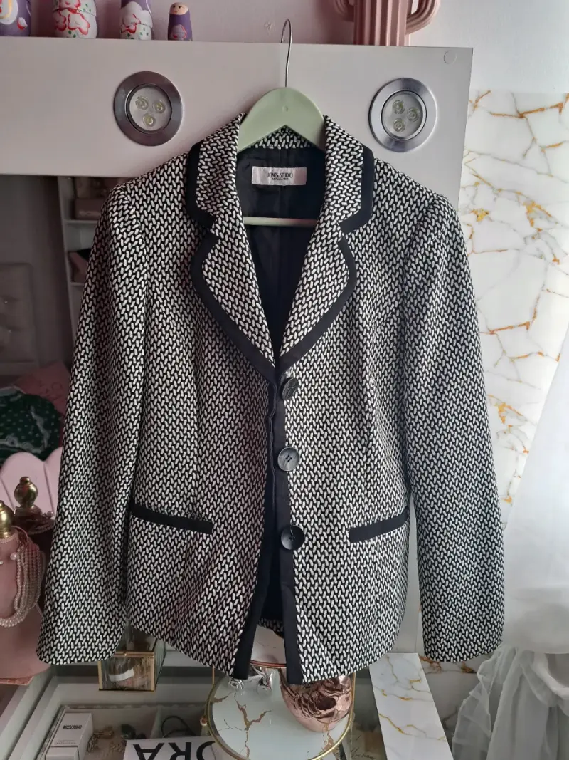 Blazer blanco y negro elegante - 1