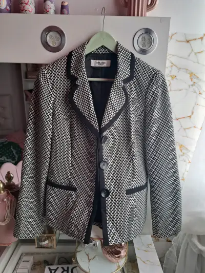 Blazer blanco y negro elegante - miniatura 1