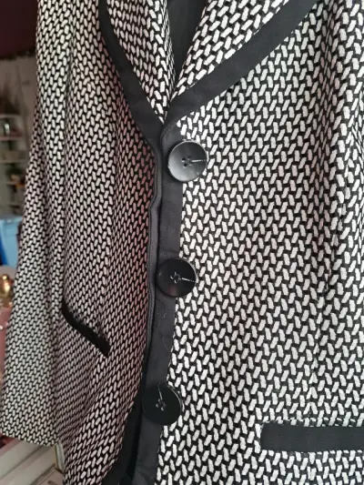 Blazer blanco y negro elegante - miniatura 2