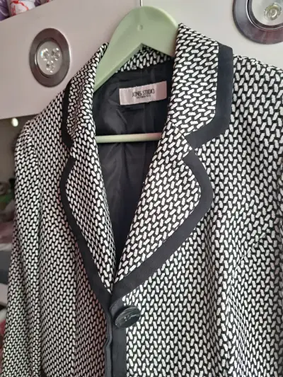 Blazer blanco y negro elegante - miniatura 3