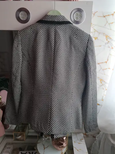 Blazer blanco y negro elegante - miniatura 4