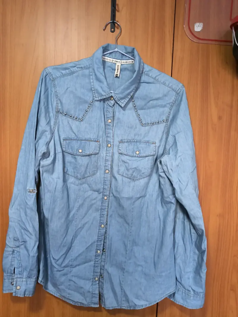 Camisa denim azul con tachas - 1